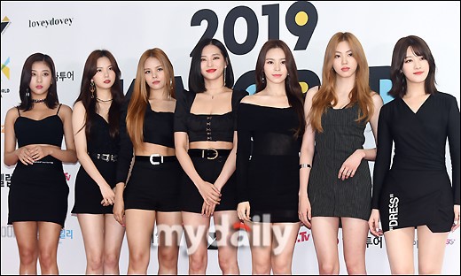 韩国女团CLC参加2019 K-WORLD FESTA红毯：成员们黑色服装气质高雅