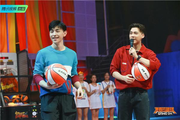 李易峰与邓伦粉丝在网上产生摩擦：李易峰与邓伦工作室发表声明回应此事