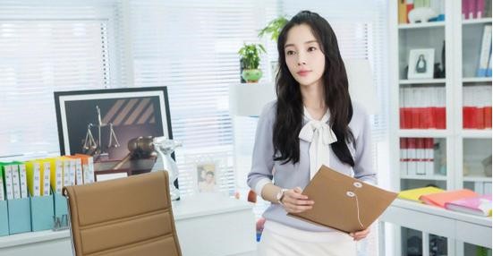 李小璐主演电视剧《读心》开播：李小璐在社交平台晒剧照发文为新剧宣传
