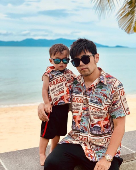 周杰伦晒出与儿子罗密欧合影：两人身穿父子装戴墨镜，一起面对镜头扮酷