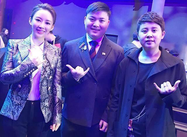LPL英雄联盟职业联赛RNG vs JDG比赛现场特殊观众“九球天后”潘晓婷