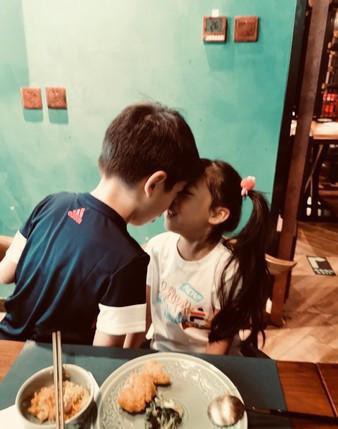 霍思燕和王婉霏均晒出泡芙、Jasper和嗯哼聚会照：嗯哼和泡芙头顶头嬉戏