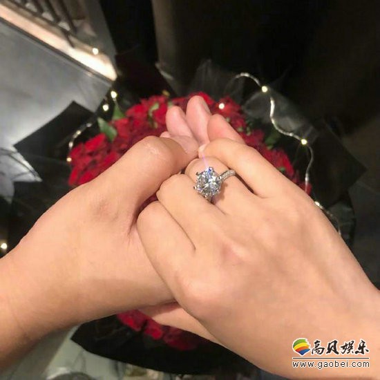 《长安十二时辰》举行庆功会：总制片人梁超向何雯娜求婚，两人恋情曝光