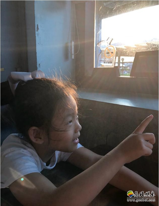 汪小菲晒出与女儿小玥儿沙滩出游照片：“借着夕阳，请她喝了一杯摩卡”