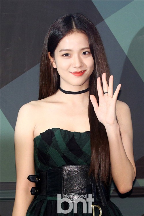 BLACKPINK成员JISOO出席活动：气质墨绿色连衣裙，极为符合团体风格