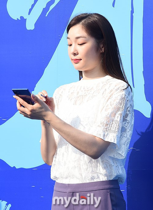 韩国原花样滑冰运动员金妍儿参加某品牌举行宣传活动：白衣长裤休闲打扮
