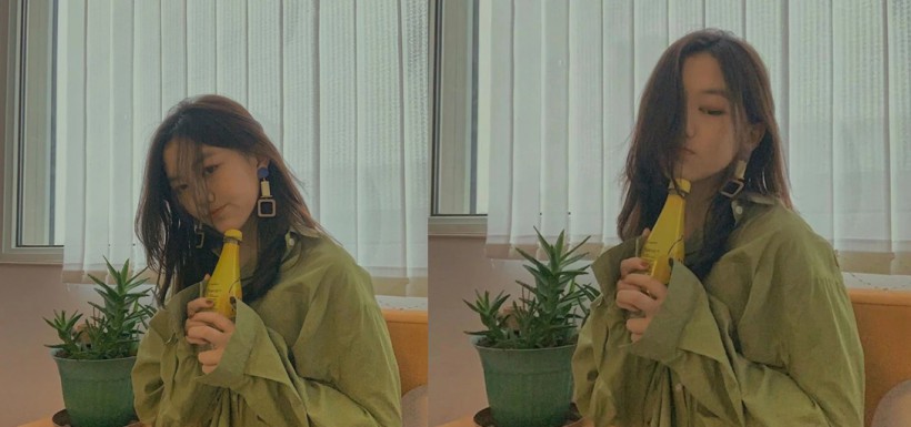 王菲李亚鹏女儿李嫣晒出新照，涂抹了指甲油，穿着风衣外套，戴着大耳环