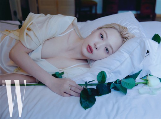 《W korea》公开雪莉最新一组写真照，展现了雪莉优雅又慵懒的午后时光