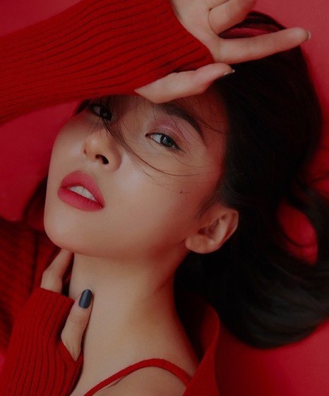 将在不久后带着新单曲复出的韩国女歌手宣美最近拍摄了一组时装杂志写真
