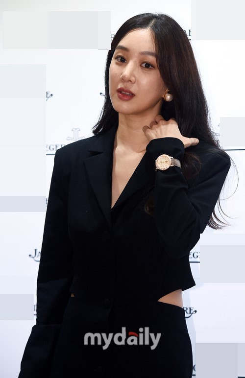 韩国女艺人郑丽媛首尔某百货商店出席品牌宣传活动：黑色干练OL职业装扮