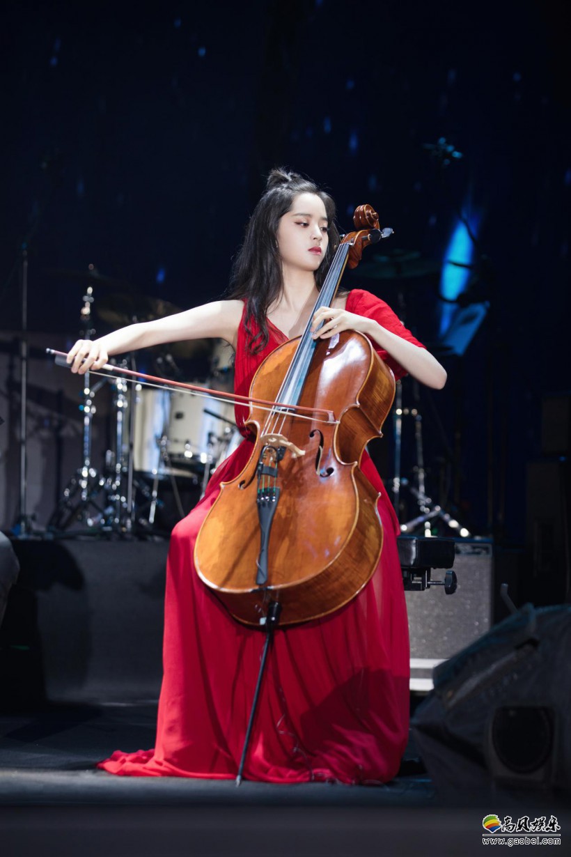 欧阳娜娜十周年巡回音乐会南京站完美落幕，演出现场观众爆满！气氛热烈