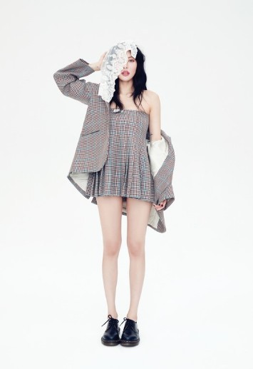 韩国女艺人金泫雅杂志写真演绎多样魅力，鬼马精灵装扮吸引众多粉丝目光