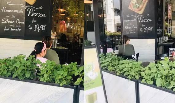网友晒出新加坡偶遇马伊琍母女照片，母女俩在高档餐厅用餐，保持着沉默
