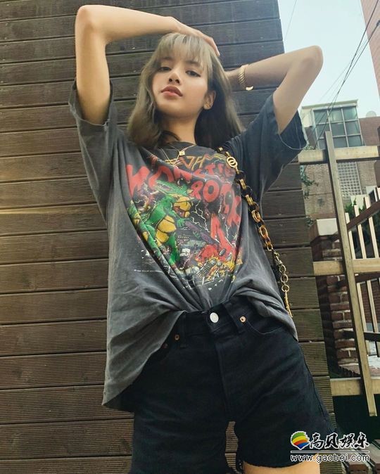 BLACKPINK成员LISA官方频道发布作品未给行人打码而被指责侵犯肖像权