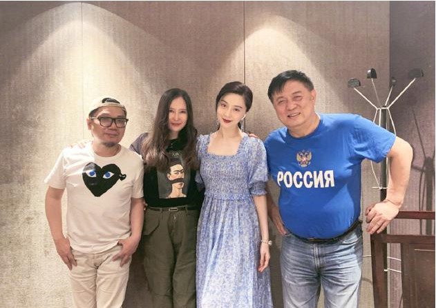导演程青松晒出范冰冰、李玉合影！范冰冰低马尾碎花裙，露出纤细小蛮腰
