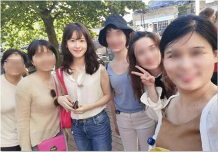 网友英国旅行巧遇“奶茶妹妹”章泽天！白瘦的身材在人群中还是分外瞩目