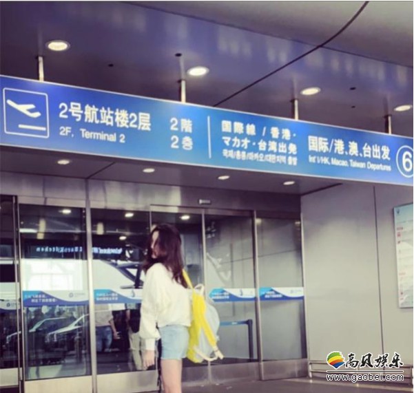 李嫣晒出一段视频，自己在机场外面的照片，配上向大家问“好”的表情包
