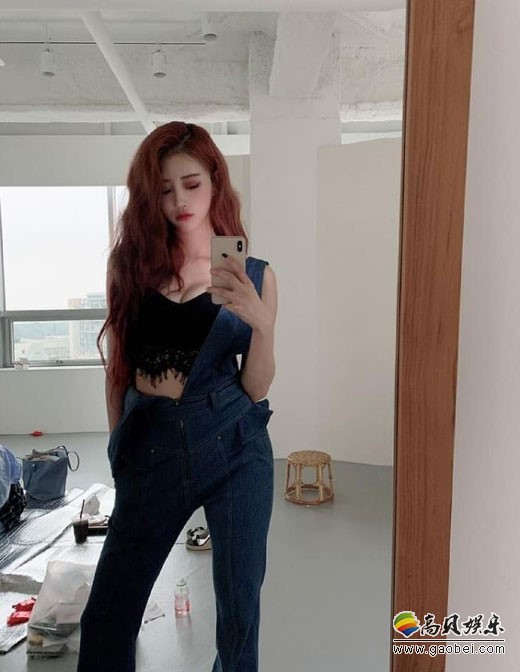 韩国女团Lovelyz成员李美珠发布一组自拍美照，展示了她完美比例性感身材