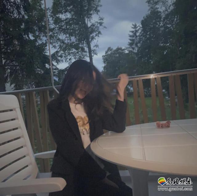 李亚鹏和王菲女儿李嫣晒出自己美照，李嫣披散着长发，头发还在空中凌乱