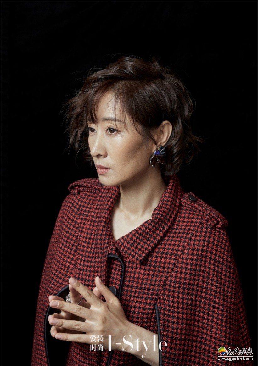刘敏涛一改往日温婉形象，演绎摩登时尚女郎“长腿霸屏”十分的引人注目