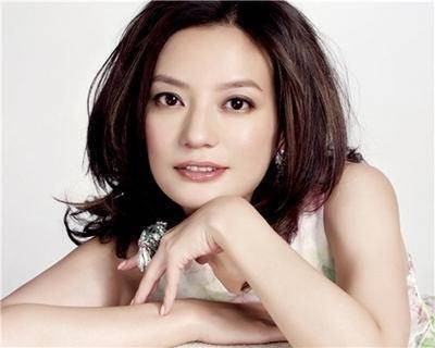 媒体晒出视频，爆料赵薇带女儿和神秘男孩吃饭！直指该男孩疑似赵薇二胎