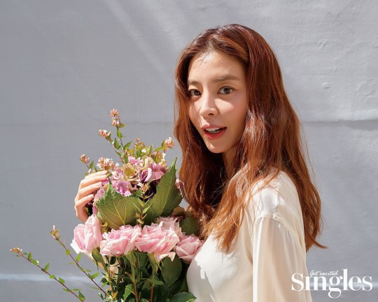 金圭丽最新杂志写真曝光，插花美人绽放青春与美丽！宛如花比人更美系列