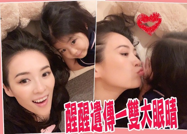 章子怡上传与女儿醒醒合照！醒醒表情精灵活泼，章子怡深情向女儿献香吻