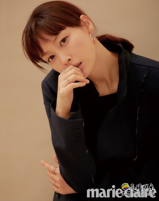 李娜英为某杂志最新一期拍摄珠宝饰品写真，素雅色系氛围衬托更加的美丽