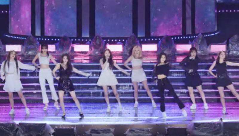 Lovelyz成员美珠因为雨天地滑在舞台摔倒，表演斗魂不减，大展敬业精神