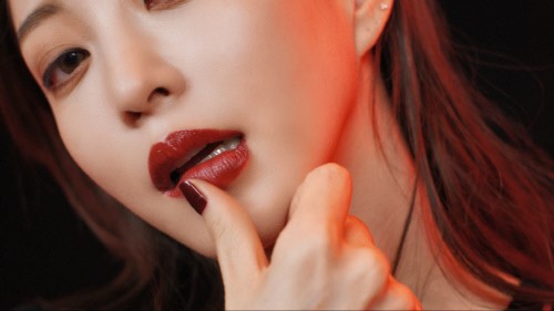韩艺瑟近日为自己代言品牌拍摄一组最新宣传美照，妩媚诱惑神情溢于言表
