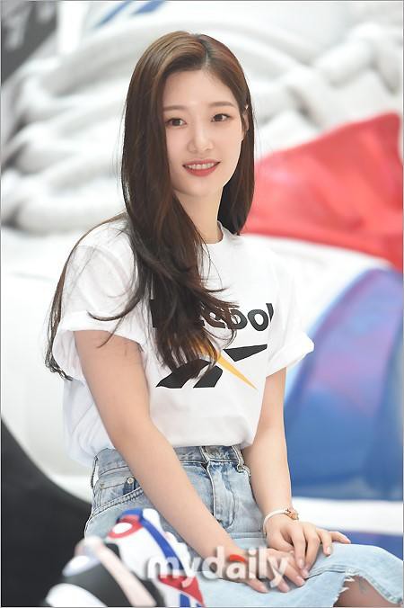 韩国女团DIA成员郑采妍出席某体育品牌举行宣传活动！偶像青春运动气质