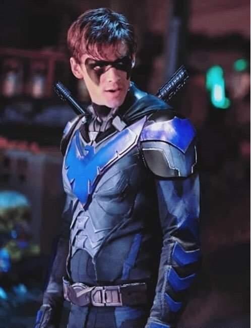 《泰坦》第一季迪克烧掉罗宾制服，在一新季是否会穿上夜翼制服拾起身份