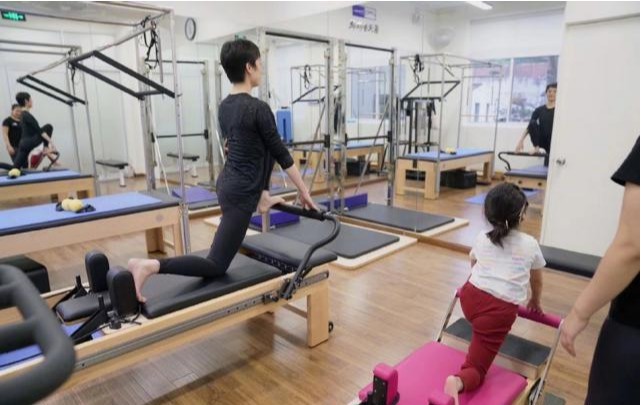 孙俪微博晒出带女儿小花妹妹一起练习普拉提照片，五岁小花妹妹动作到位