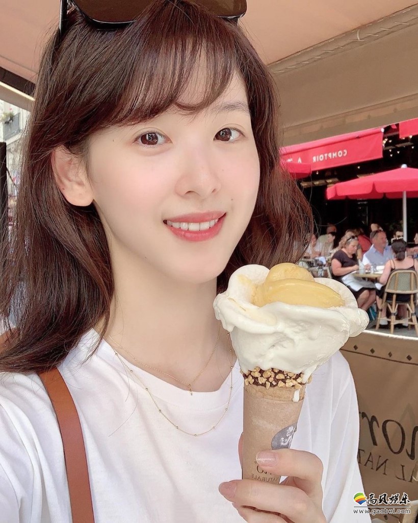 “奶茶妹妹”章泽天再次晒出近照！头戴墨镜，温柔可人，对镜甜笑心情好