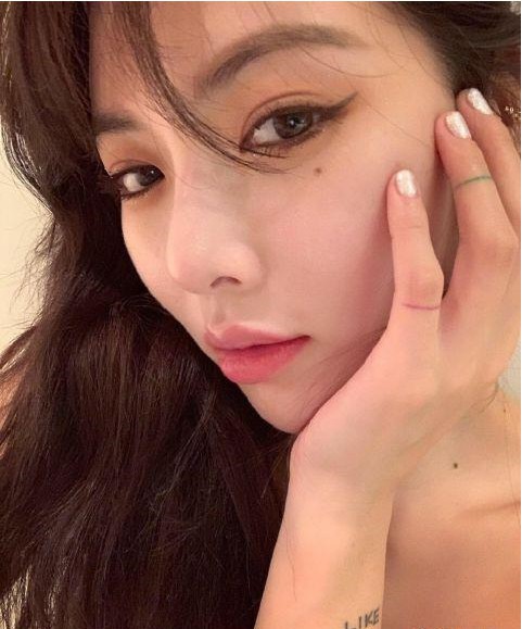 泫雅微博晒出美照！在练习室化上挑眼线近距离自拍，对镜头摆出托腮动作
