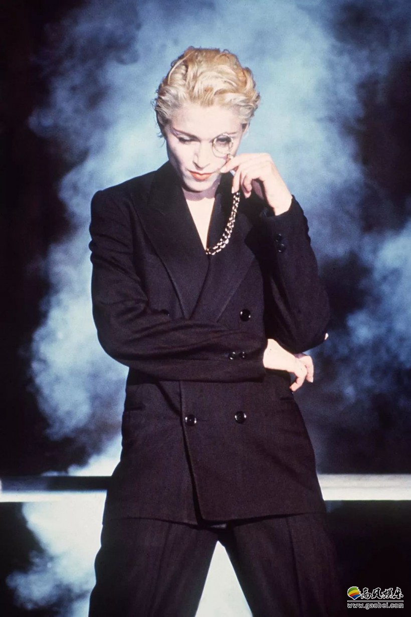 经典惊悚瞬间不计其数,麦当娜锥形胸衣经典一幕,当之无愧计入时尚史册