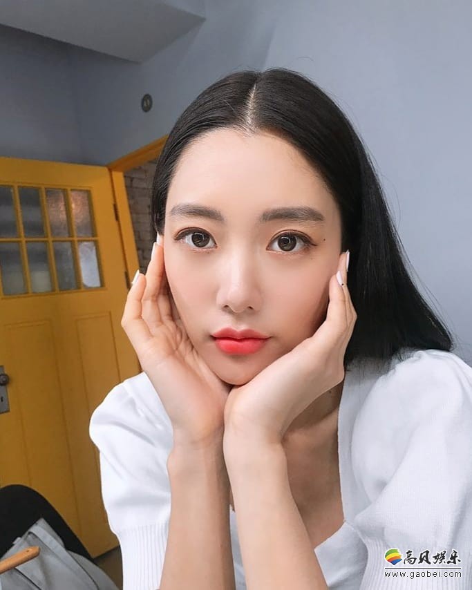 韩国女星“Clara”克拉拉分享自拍照，招牌美颜，身材更吸睛，让人赞叹
