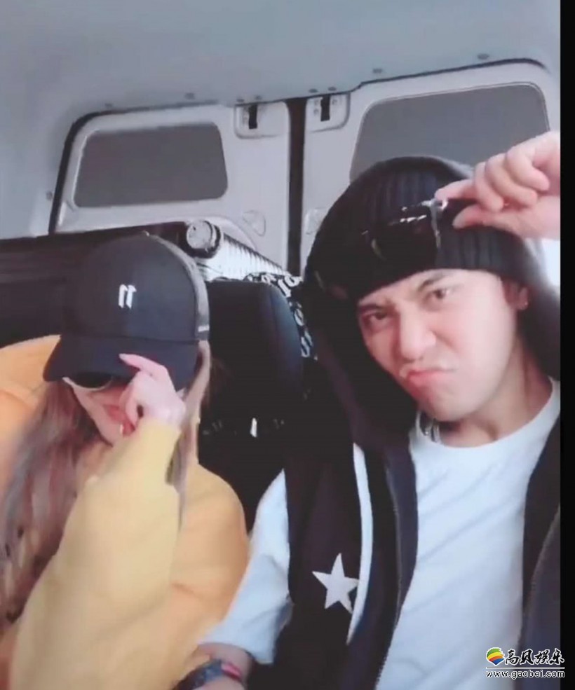 周扬青微博晒出和罗志祥同框互动小视频，两人对着镜头做出同款舞蹈动作