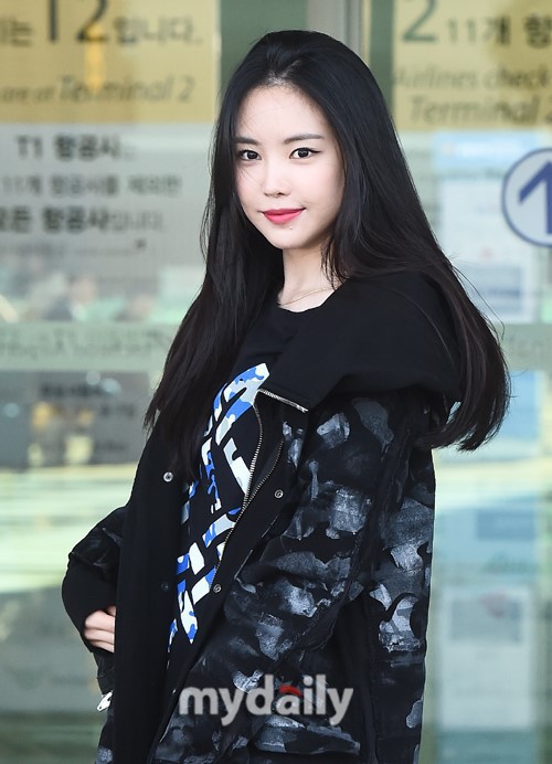 韩国女团A PINK成员孙娜恩参加时装秀，从仁川机场启程飞往了意大利米兰