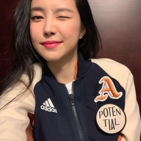 韩国女团A Pink成员孙娜恩为代言品牌拍摄最新宣传照！娇媚时尚气质并存