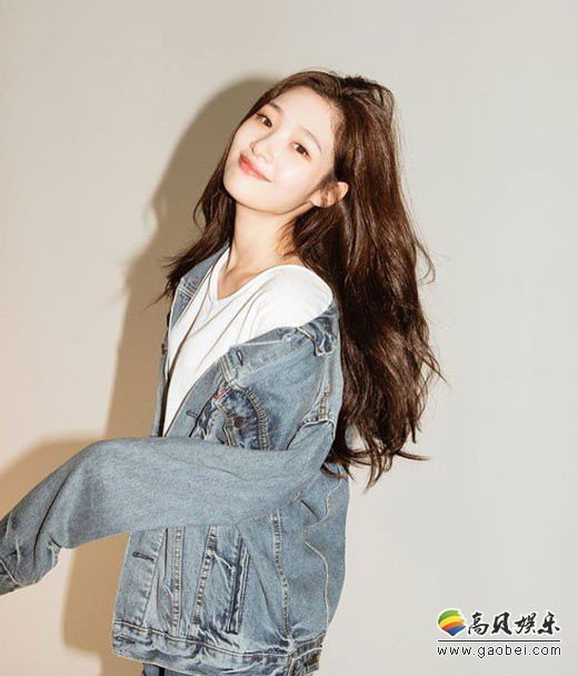 韩国女团DIA郑采妍发布多张近照，白色T恤和牛仔裤搭配散发清纯性感魅力