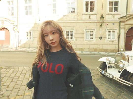 韩国女艺人泰妍在社交网站发布多张近照，浓郁文艺气息衬托出太妍的美丽