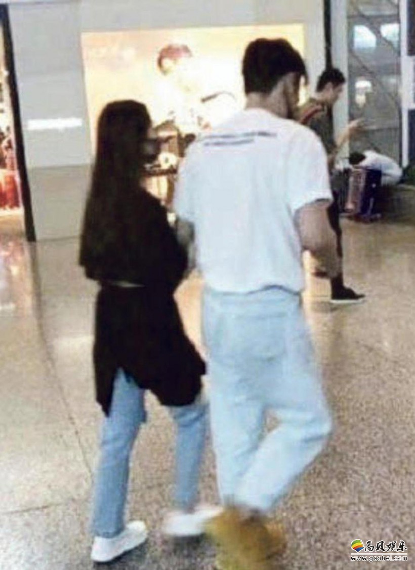 网友爆料杨丞琳、李荣浩在合肥领了结婚证，疑似两人现身市政厅照片曝光