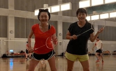 小s晒出和朋友打羽毛球照片，她戴着猫耳朵，身穿黄色T恤，下搭黑色短裤