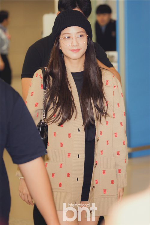韩国女团BLACKPINK智秀结束品牌伦敦秀行程，经仁川机场入境返回首尔