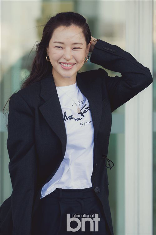 韩国演员李哈妮经仁川机场出发，赴米兰参加时尚周，展现优雅大方的气质
