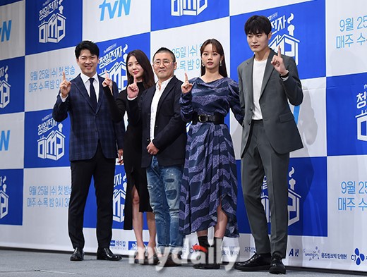 李惠利以及其他韩国艺人出席tvN新周三周四剧《清日电子李小姐》发布会