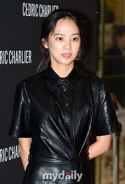 韩国女艺人尹胜雅在首尔某百货店出席品牌宣传活动，全黑色打扮酷劲十足