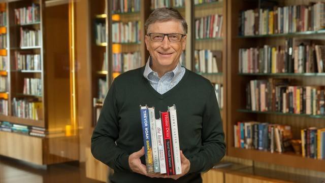 比尔盖茨接受媒体采访表示，自己退休后远离商界多年，潜心致力慈善事业