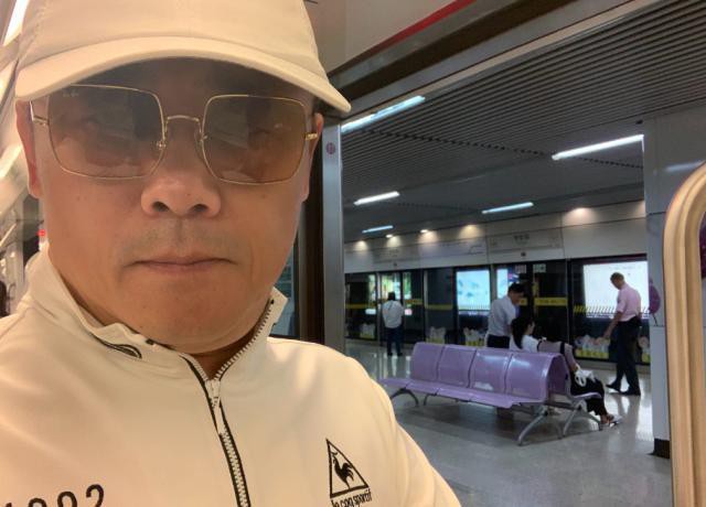 周立波晒出与妻子合照，周立波持手机掌镜自拍，在地铁中戴着帽子和墨镜
